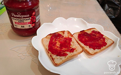 Смажьте булки томатным соусом (по 1 чайной ложке на каждую булку). 