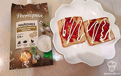 Добавьте по половине чайной ложки майонеза. 