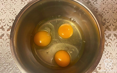 Разбейте в емкость яйца.