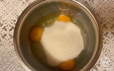 Всыпьте к ним сахар и тщательно взбейте венчиком (вручную или автоматическим), чтобы появилась пенка. 