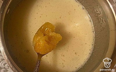 Добавьте мед и тщательно перемешайте.