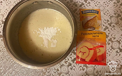 Насыпьте в емкость разрыхлитель и ванилин, хорошо перемешайте. 