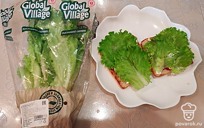 Выложите по 2 салатных листа. 