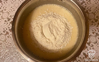 Добавьте муку (или не делайте этого), аккуратно насыпая ее в массу. Перемешайте. 