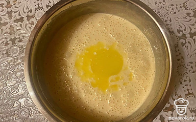 Растопите масло, влейте его в получившуюся массу. Взбейте венчиком. 