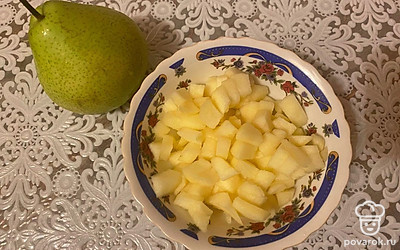 Нарежьте грушу, предварительно очистив ее от кожуры (можно не чистить). 