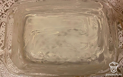 Смажьте маслом дно и бортики формы. 