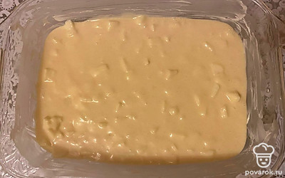 Влейте смесь для пирога, добавьте кусочки груши и тщательно перемешайте.