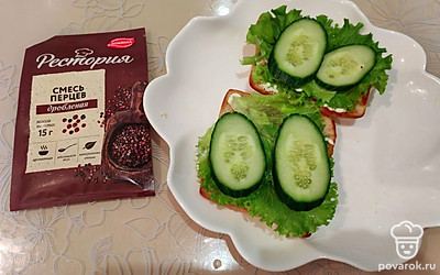 Выложите по 2 слайса огурца, посолите и поперчите.