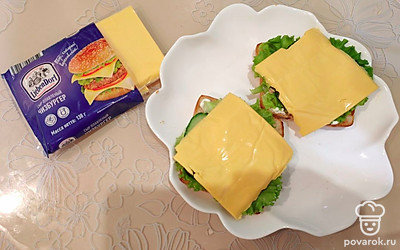 Выложите по 1 слайсу плавленого сыра. 