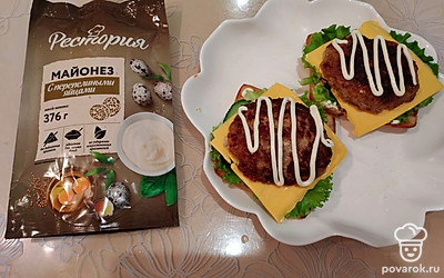 Выложите котлеты. Добавьте по половине чайной ложки майонеза. 