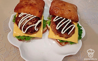 Накройте булкой. 