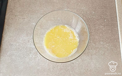 Сливочное масло растопите, слегка остудите и влейте в миску.