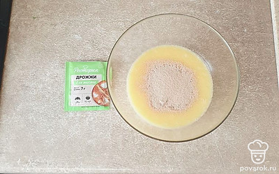 К остальным ингредиентам всыпьте сахар и дрожжи, хорошо перемешайте до растворения сахара.