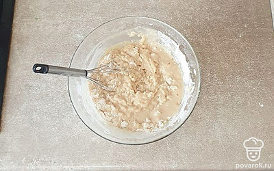 В тесто просейте муку, перемешайте до однородности. Форму для пирога смажьте маслом, выложите тесто и распределите по форме. Накройте, дайте отдохнуть 1 час. Тесто должно слегка подняться.