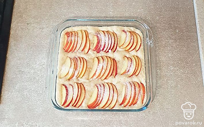 Яблоки помойте, удалите семена и нарежьте тонкими слайсами. На тесто выложите нарезанные яблоки и слегка посыпьте сахаром. Выпекайте в заранее разогретой до 180 градусов духовке 25-30 минут (режим «Верх-низ»).