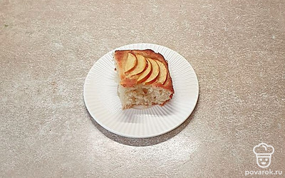 Пирог слегка остудите. Подавайте, разрезав на порционные кусочки. Приятного аппетита!