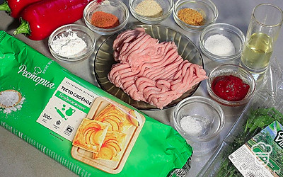 Подготовьте все ингредиенты по списку. Тесто разморозьте заранее. Духовку нагрейте до 220 градусов.