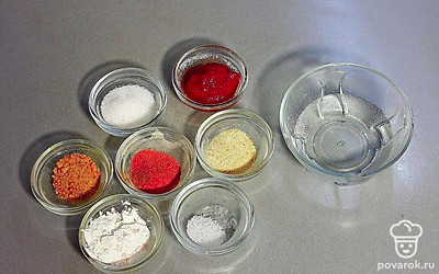 Приготовьте соус барбекю. Сковороду нагрейте, влейте воду. Всыпьте все специи и крахмал. Перемешайте.