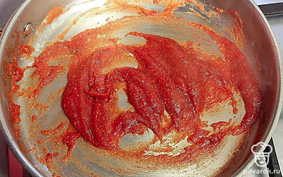 Как соус загустеет, снимите с огня.