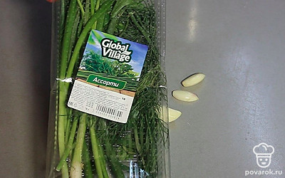 Приготовьте зеленый острый соус. Соедините зелень, чеснок и оливковое масло. Добавьте 0,25 чайных ложки соли.