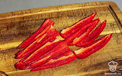 Перец помойте, освободите от семян. Нарежьте на сегменты. Обжарьте на гриле либо в духовке.