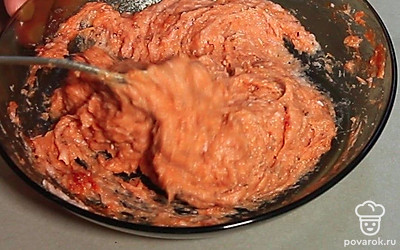 В фарш добавьте соус барбекю. Перемешайте, посолите 0,25 чайных ложки соли и 0,25 чайных ложки перца.
