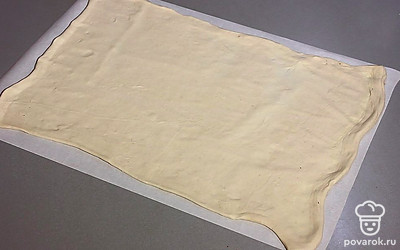 Тесто выложите на пергамент. Растяните до формата А4.
