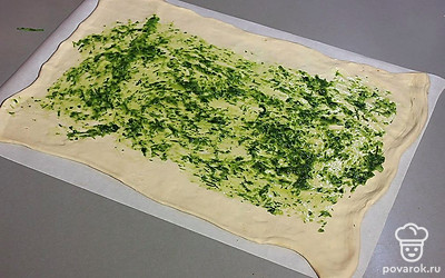 Смажьте зеленым соусом.