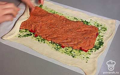 На перец разложите фарш. Равномерно распределите.