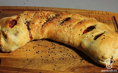 Посыпьте черным кунжутом. Разрежьте на кусочки. Это блюдо идеально подходит для семейного ужина или дружеских посиделок. Оно не только вкусное, но и выглядит очень аппетитно. 