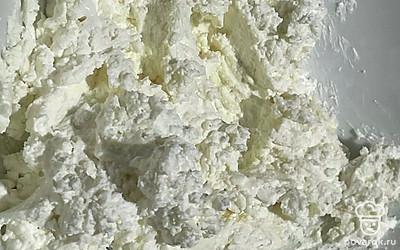 Творог и мягкое масло смешайте, добавьте сметану любой жирности.