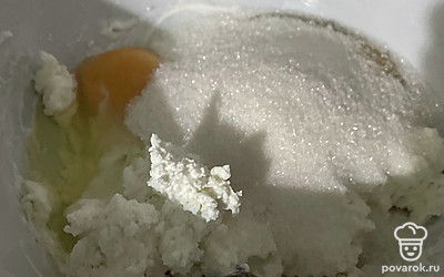 Всыпьте сахар, вбейте яйца. Перемешайте миксером.
