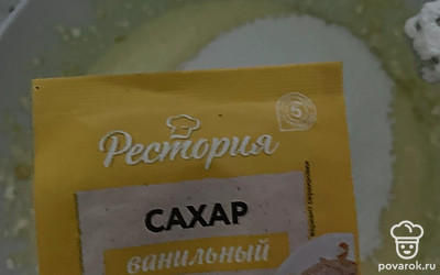 Добавьте муку и разрыхлитель для теста.