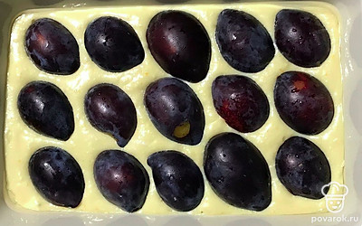 Сливы разрежьте пополам. Тесто распределите по форме. Выложите сливы, слегка утапливая их в тесто. Выпекайте пирог 35-40 минут при 180 градусах.