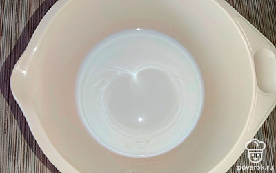 В глубокую посуду налейте молоко, насыпьте сахар.