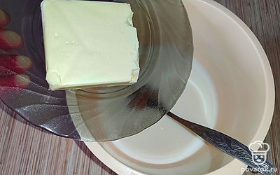 Добавьте маргарин комнатной температуры.