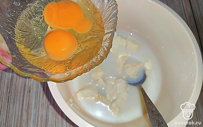 Вбейте 2 яйца. Хорошенько все перемешайте.