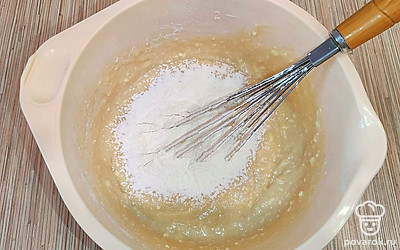 Постепенно добавляйте просеянную муку. Возможно, муки потребуется больше либо меньше, все зависит от качества продукта. Тесто по консистенции должно получиться не слишком густое и не слишком жидкое, вязкое.