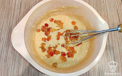 Изюм очистите и промойте под струей холодной воды, затем положите в тесто. Вновь хорошенько все перемешайте.