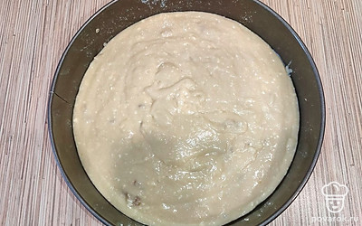 Смажьте форму для запекания растительным маслом. Выложите тесто. Выпекайте в духовке при 180 градусах до румяной корочки. Готовность можете проверить с помощью деревянной зубочистки, проткнув центр пирога. Если зубочистка сухая, выпечка готова.