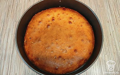 Красиво разрежьте пирог на равные части. Подавайте на стол вместе с горячим чаем.