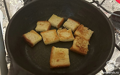 Обжарьте их на сковородке с обеих сторон до золотистого цвета. 