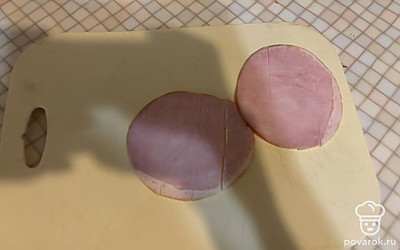 Карбонад разрежьте на небольшие ломтики. 