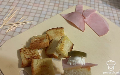 Соберите канапе на шпажке или зубочистке. Первым слоем насадите ломтик хлеба, сверху уложите карбонад. На него из кондитерского мешка отсадите творожный сыр. Сверху поместите перчик халапеньо. 