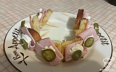 Подавайте закуску к праздничному столу. 