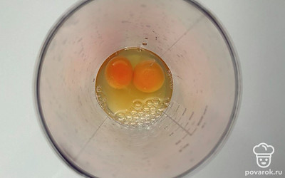 Яйца взбиваем с сахаром.
