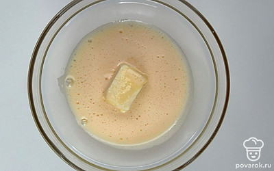 К взбитым яйцам добавляем мягкое сливочное масло, взбиваем еще раз.