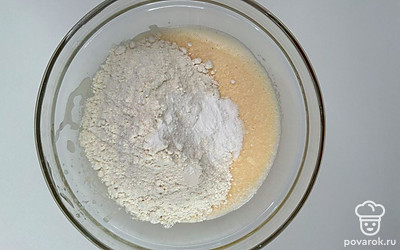 Добавляем муку, разрыхлитель и щепотку соли. Все взбиваем.