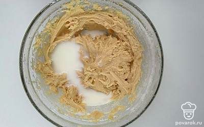 Вливаем молоко и взбиваем еще раз.